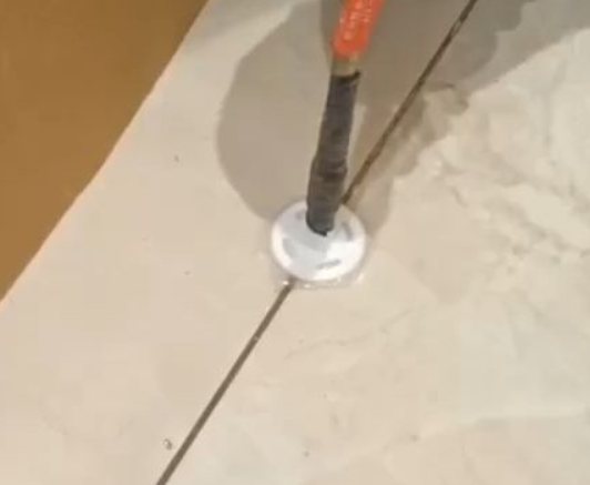 石泉瓷砖空鼓维修公司专业解答瓷砖在铺贴过程中，如果没有涂抹均匀到位的粘结材料（如水泥砂浆或瓷砖胶），可能会导致以下问题